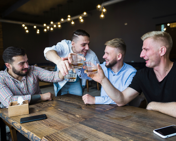 KentuckyBourbonTrailBachelorParty_FriendsCheers_600x480px